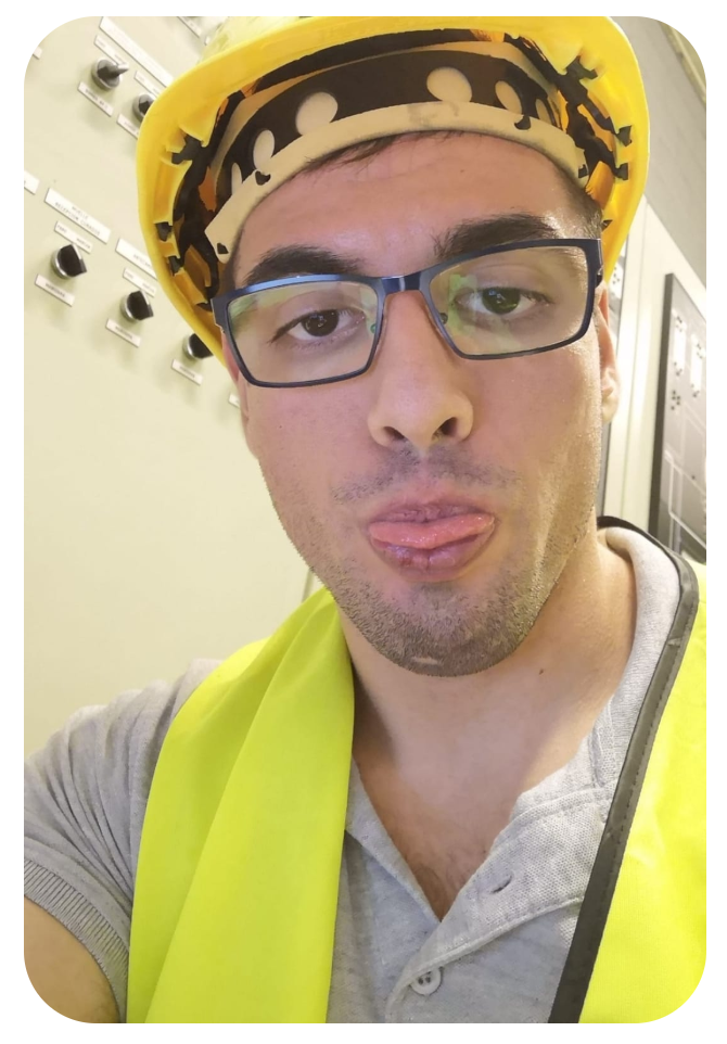 Abel Domínguez en una fábrica realizando una puesta en marcha en automatización industrial utilizando plc siemens
